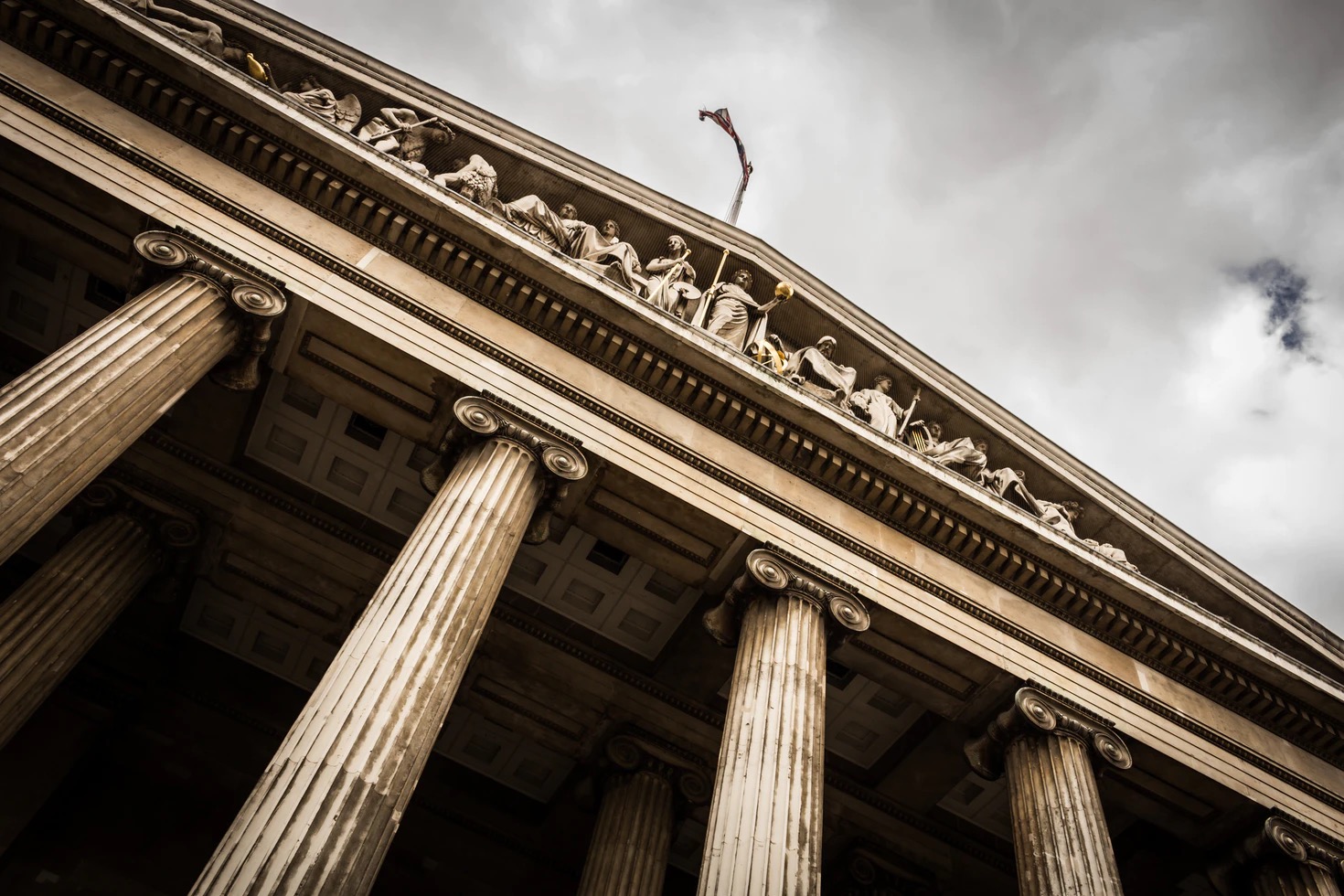 Arquitectura de un tribunal, símbolo de experiencia y defensa jurídica